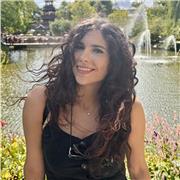 Laureata in Conservatorio e docente di musica, impartisco lezioni di Pianoforte, teoria e solfeggio per tutti i livelli!
